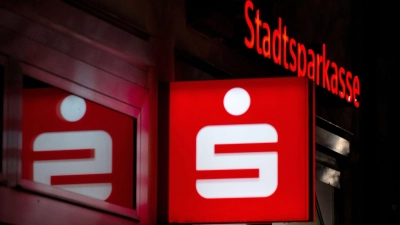 Das Logo einer Stadtsparkasse ist an einer Filiale zu sehen. (Foto: Sven Hoppe/dpa)