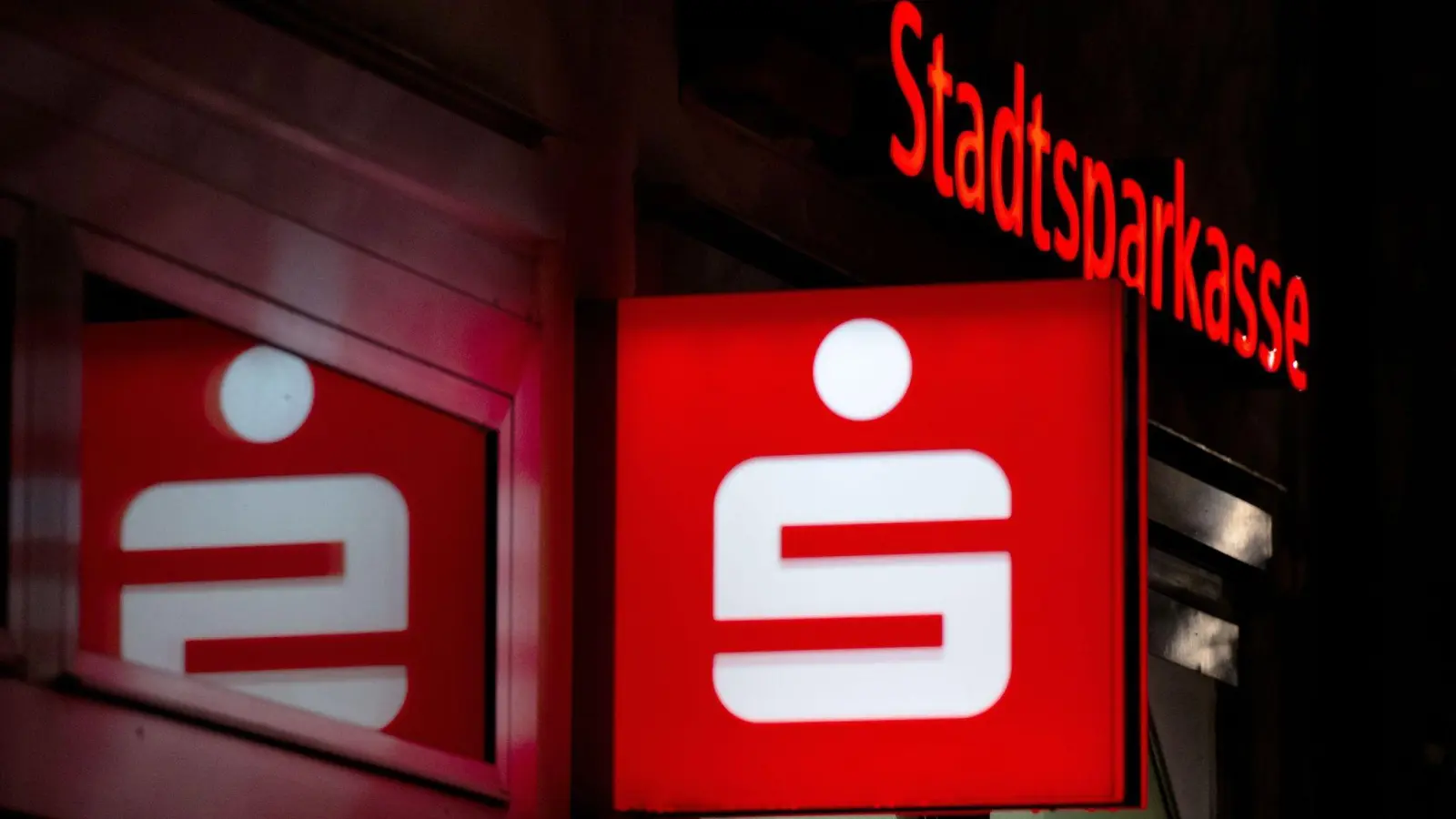 Das Logo einer Stadtsparkasse ist an einer Filiale zu sehen. (Foto: Sven Hoppe/dpa)