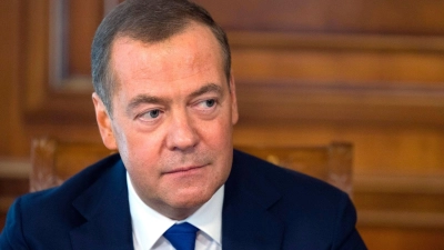 Russlands Ex-Präsident Dmitri Medwedew will 1500 Panzer bauen. (Foto: Ekaterina Shtukina/Pool Sputnik via AP/dpa)