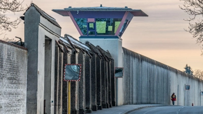 Hinter dicken Mauern und Gittern sitzen in Bayern aktuell weniger als 10.000 Häftlinge ein. (Symbolbild) (Foto: Armin Weigel/dpa)
