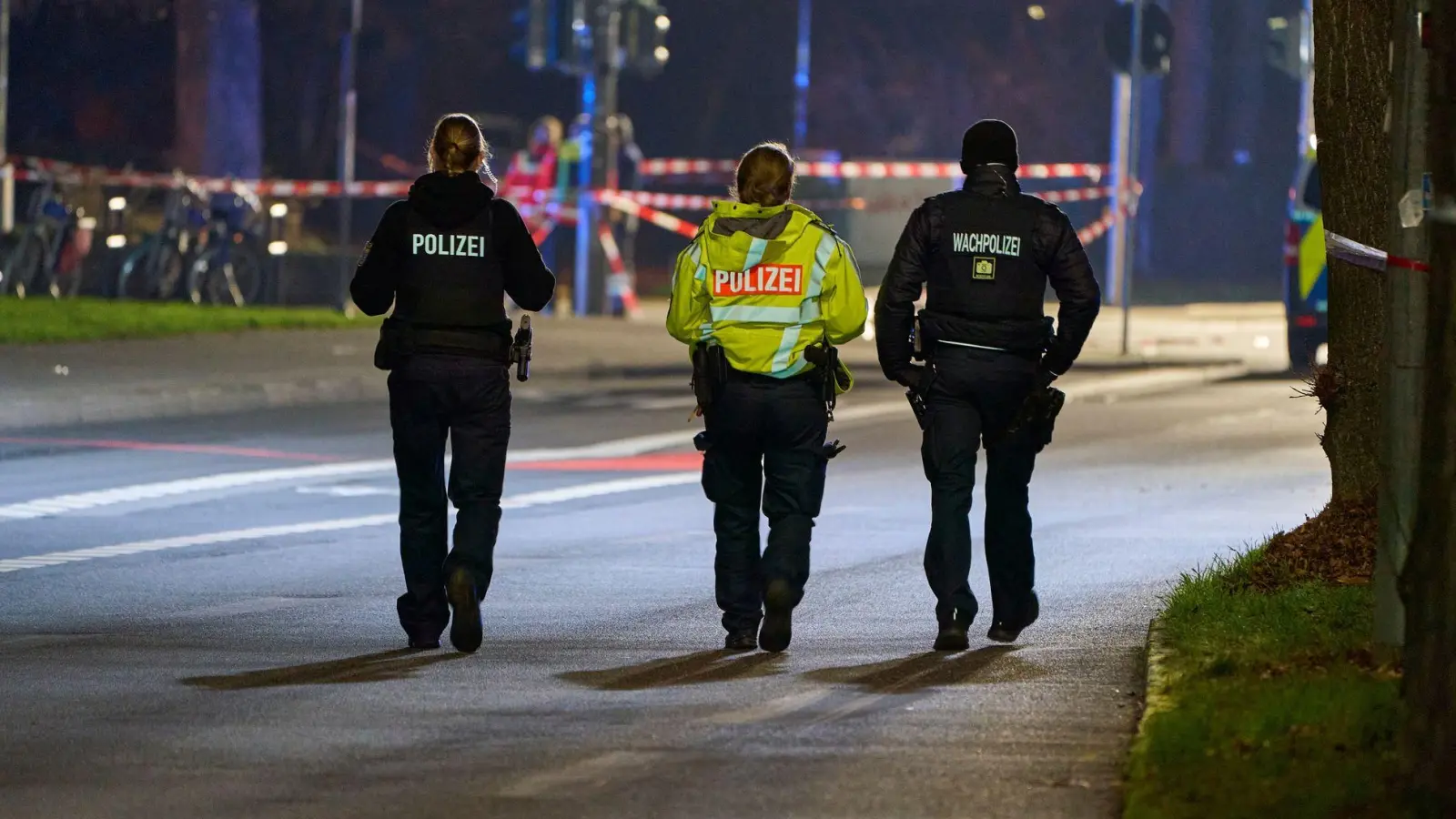 Zur Spurensicherung hat die Polizei den betroffenen Bereich abgesperrt. (Foto: Sascha Ditscher/dpa)