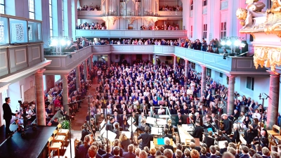 Begeisterter Schlussapplaus am Samstagabend in der voll besetzten Gumbertuskirche: Die Bachwoche ist am Wochenende mit zwei ausverkauften Aufführungen der Johannes-Passion zu Ende gegangen. (Foto: Jim Albright)