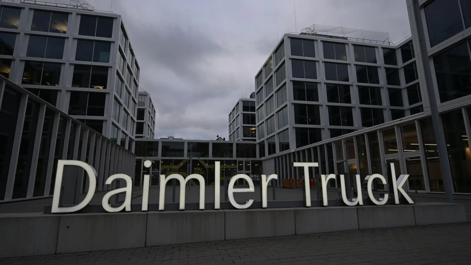 Daimler Truck hat eine Partnerschaft mit einem US-Rüstungsunternehmen vereinbart. (Archivbild) (Foto: Bernd Weißbrod/dpa)