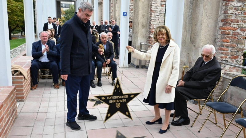 Bayerischer Ehrenweg: Markus Söder und Charlotte Knobloch enthüllen den ersten Stern. (Foto: Felix Hörhager/dpa)