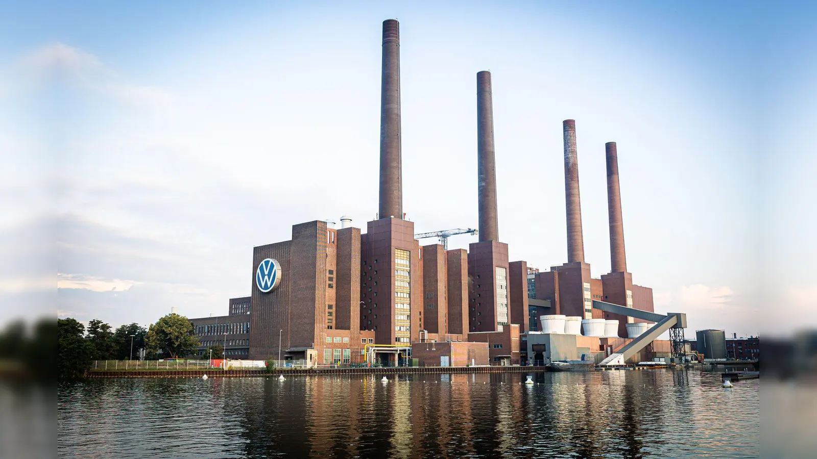 Bei VW in Wolfsburg wird über neue Sparpläne gestritten. (Archivbild) (Foto: Moritz Frankenberg/dpa)