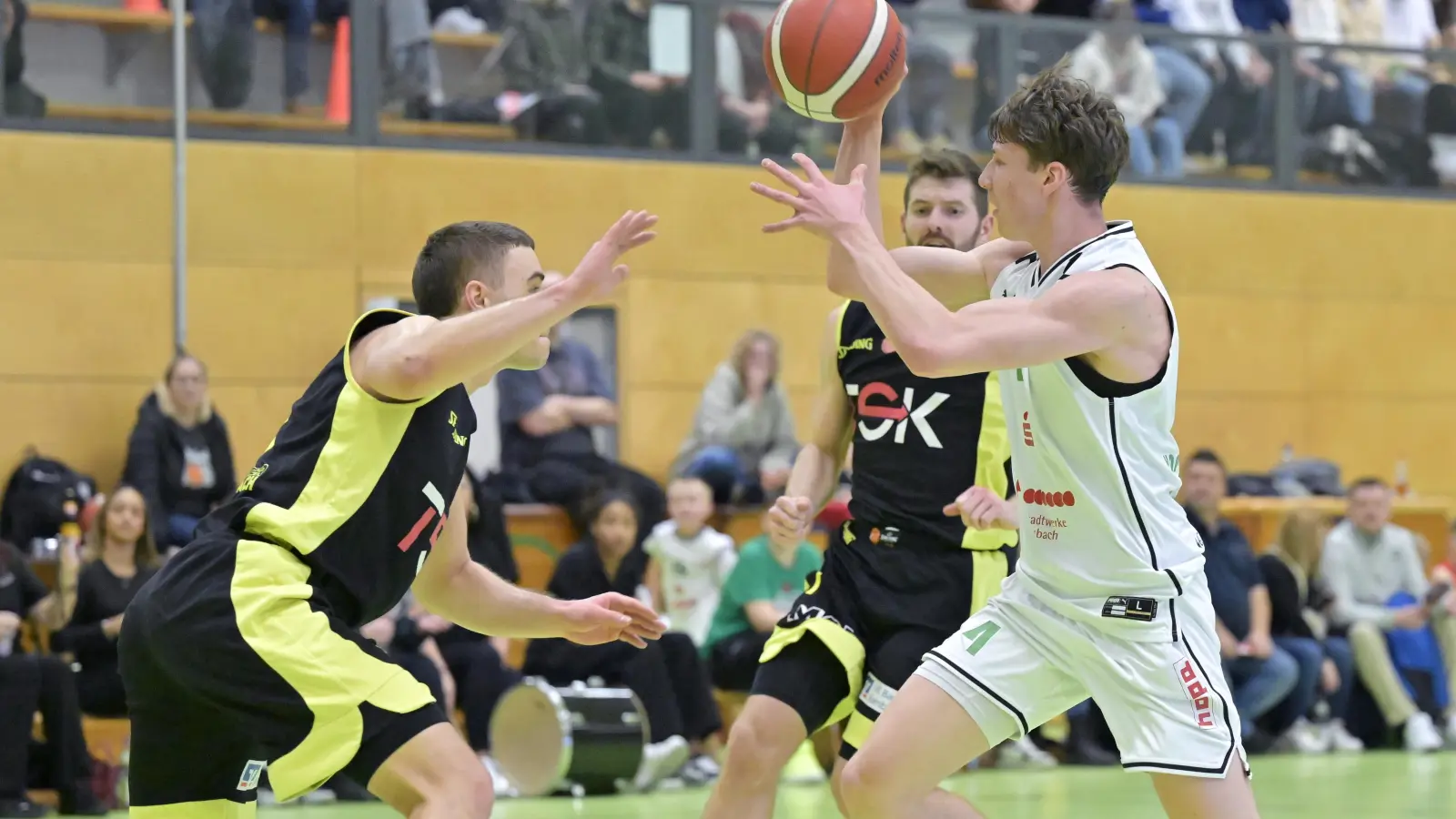 Joscha Eckert (rechts, im Zwischenrundenspiel gegen Breitengüßbachs Timo Dippold) war zweitbester Ansbacher Werfer, seine 10 Punkte konnten die 59:73-Niederlage aber nicht verhindern. (Foto: Martin Rügner)