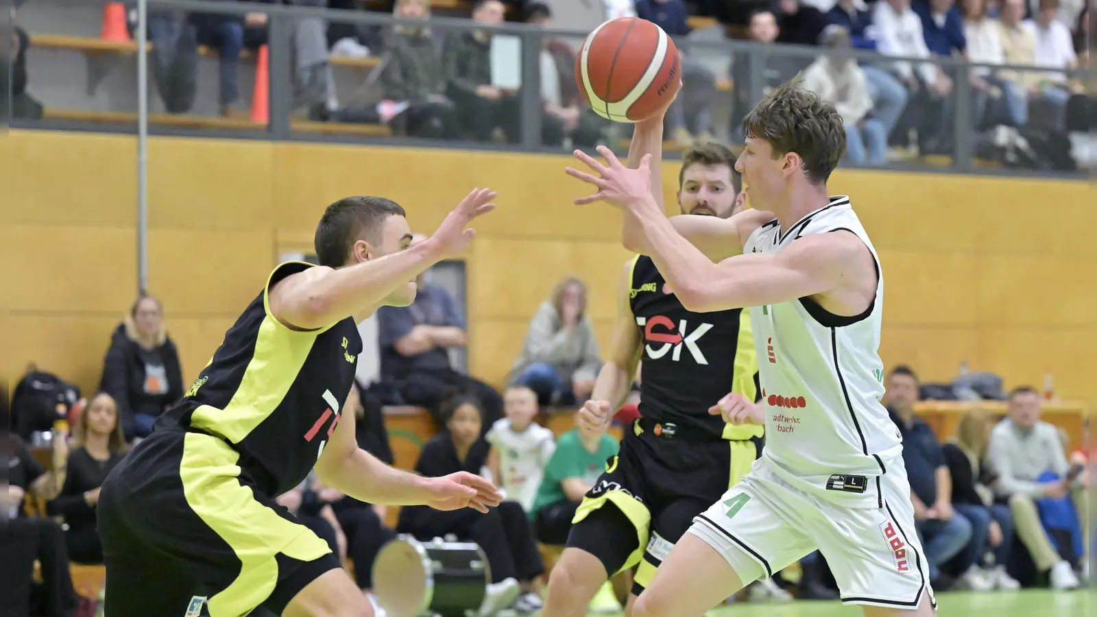 Joscha Eckert (am Ball, hier im Spiel gegen Breitengüßbach aus der Vorsaison) meldet sich bei den Ansbachern zurück. (Foto: Martin Rügner)