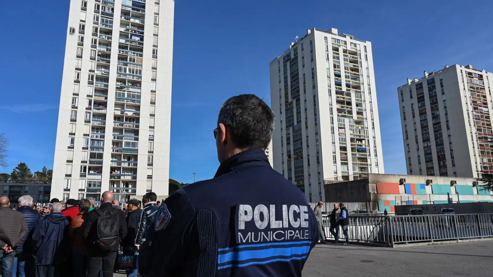Die Hochhausviertel vieler französischer Großstädte werden vom Drogenhandel geplagt und die Bewohner fühlen sich vom Staat in Stich gelassen (Archivbild). (Foto: Pascal Guyot/AFP/dpa)