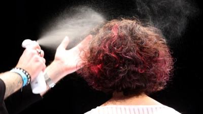Haarspray für den Halt – und fürs Gewissen: „Öko-Test“ nimmt 29 Haarsprays unter die Lupe – Naturkosmetik wird durchweg als „sehr gut“ bewertet. (Foto: Ina Fassbender/dpa-tmn)