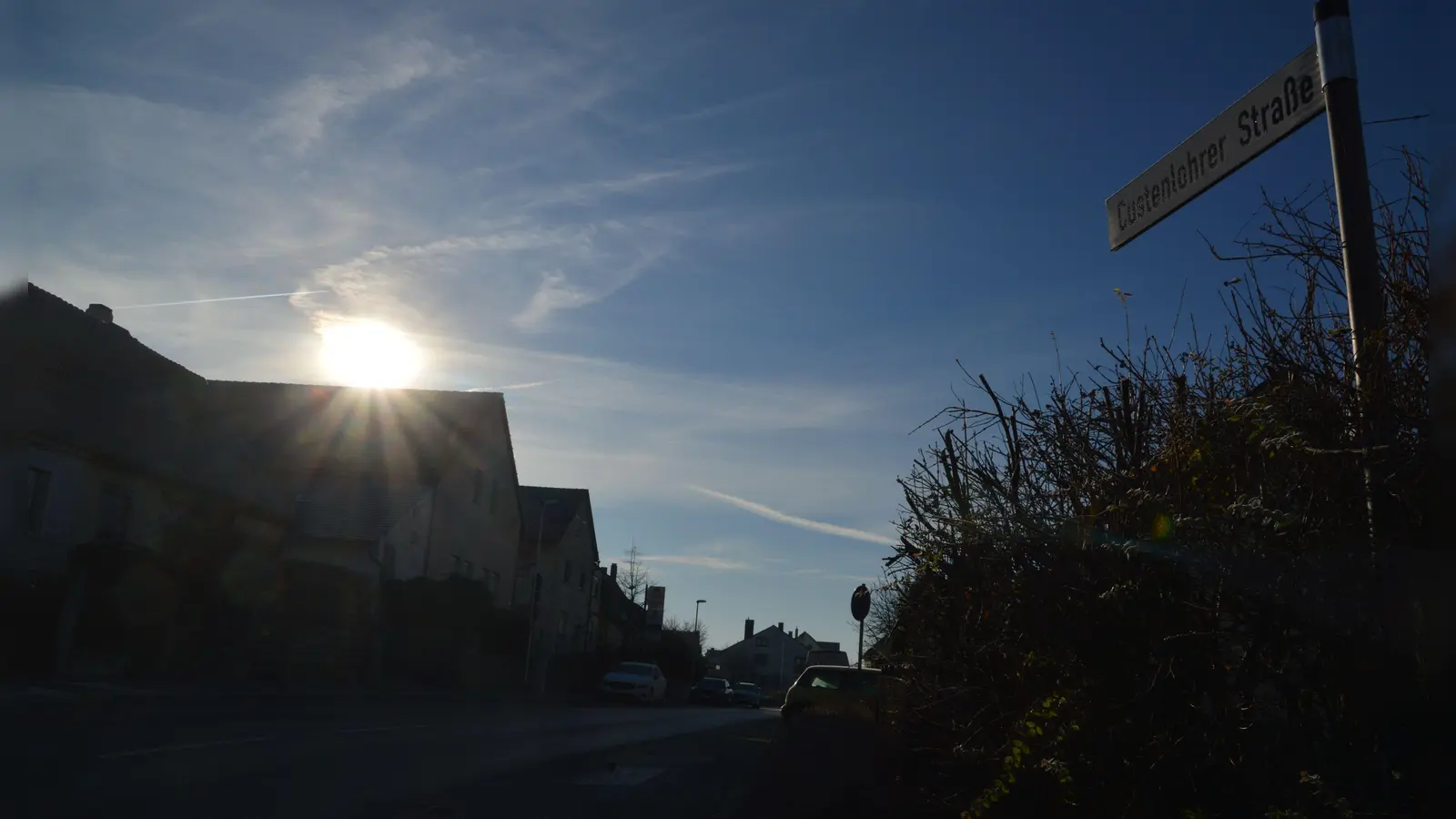 Licht und Schatten in den vergangenen Jahren: In der Custenlohrer Straße in Uffenheim mussten einige für den Ausbau zahlen, andere nicht. Gerecht ist das nicht, finden die Betroffenen. (Foto: Johannes Zimmermann)