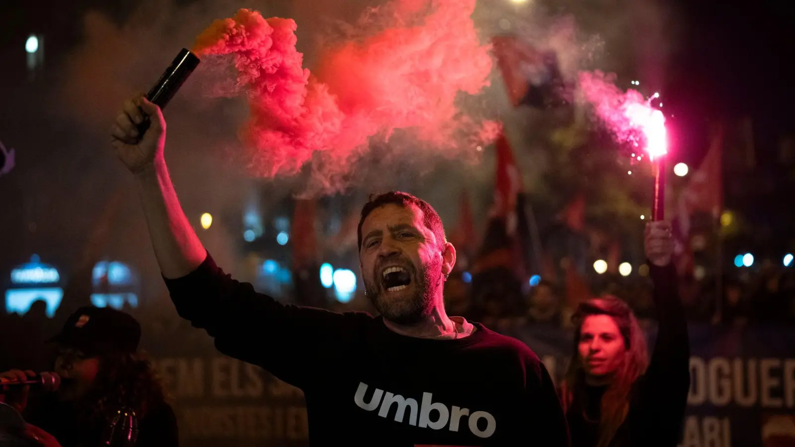 Wut und Verzweiflung über zu hohe Mieten machen sich Luft. (Foto: Emilio Morenatti/AP)