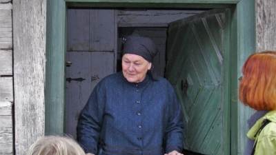 Seit 40 Jahren Museumsführerin im Freilandmuseum: Die 82-jährige Bad Windsheimerin Christel Ulmer. (Foto: Ute Rauschenbach)