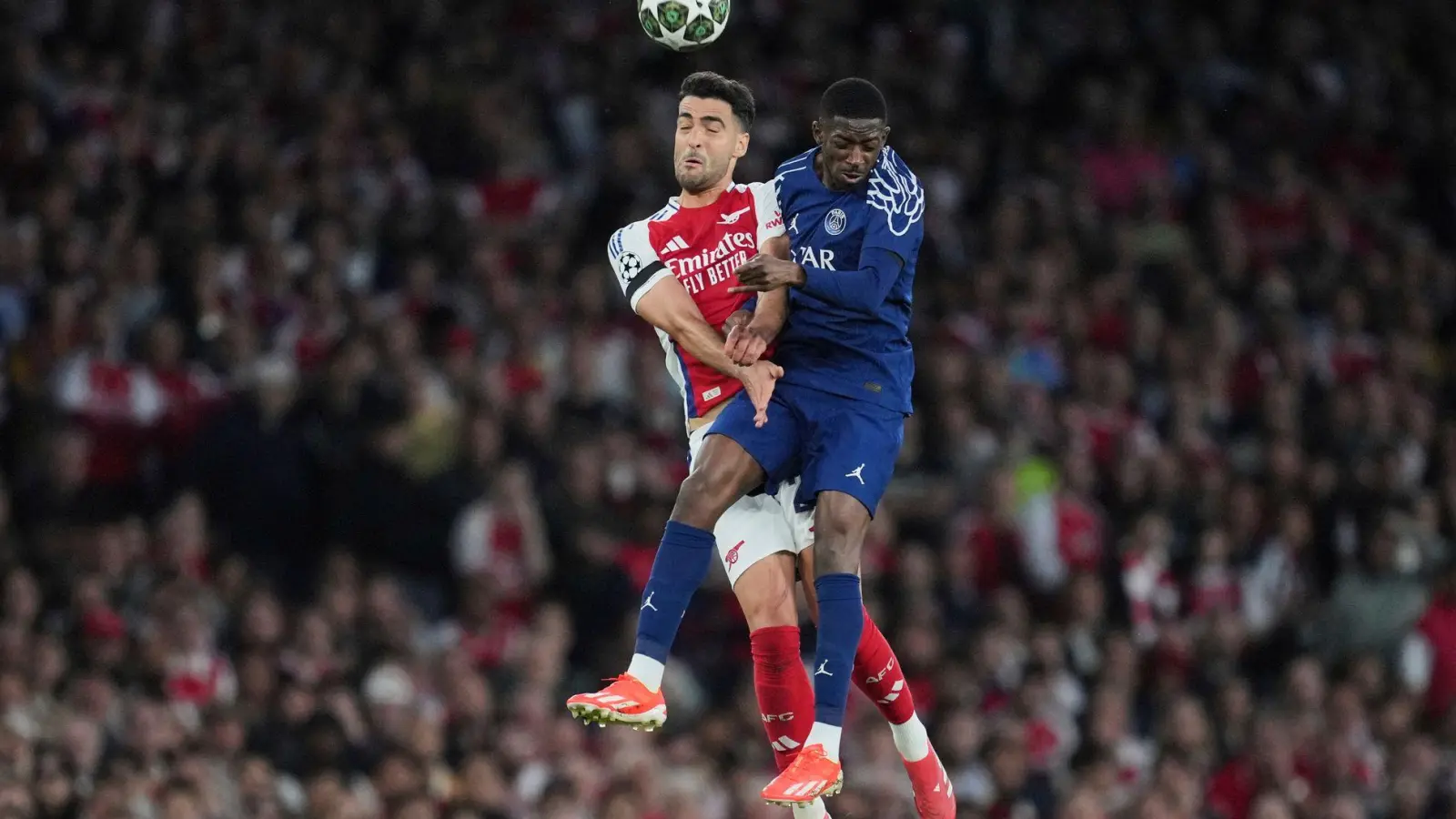Treffen am Samstag erneut aufeinander: Arsenals Mikel Merino und Ousmane Dembele (r) von PSG. (Archivbild) (Foto: Kin Cheung/AP/dpa)