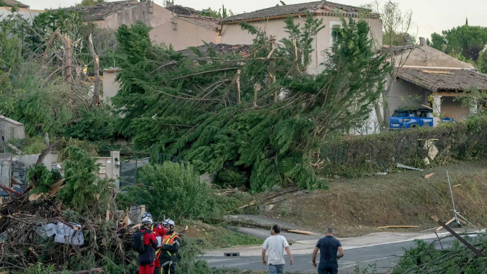 Nach dem Tornado untersuchen Einsatzkräfte die Häuser in der Gemeinde. (Foto: Idriss Bigou-Gilles/AFP/dpa)