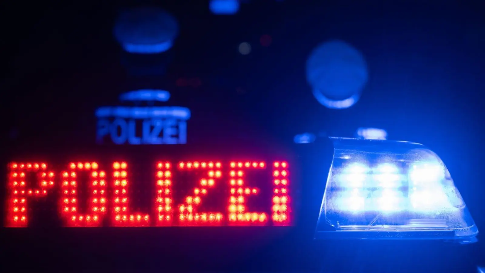 Schleierfahnder ziehen einen überladenen Transporter aus dem Verkehr - und können die Ladung später als Diebesgut identifizieren. (Symbolbild) (Foto: Marijan Murat/dpa)