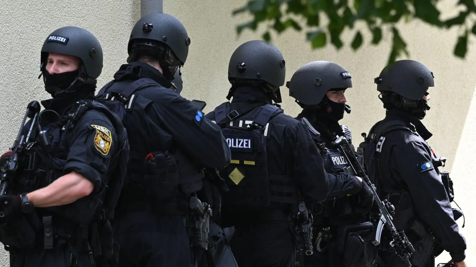 Schwerbewaffnete Polizisten am Welfen-Gymnasium in Schongau. (Foto: Lennart Preiss/dpa)