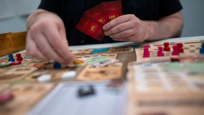 Geschichte anders erspielen im Brettspiel „Weimar - Der Kampf um die Demokratie“. (Foto: Fabian Strauch/dpa)