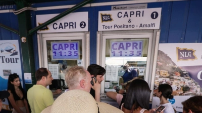 Reisende drängen sich vor Ticket-Schaltern am Molo Beverello für die Fähren, die unter anderem nach Capri fahren. Touristen dürfen nun wieder auf die Insel. (Foto: ---/IPA via ZUMA Press/dpa)