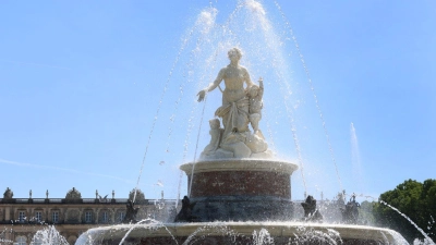 Auch der Latona-Brunnen vor dem Schloss Herrenchiemsee auf der Herreninsel im Chiemsee ist nun Teil des Welterbes der Unesco. (Archivbild) (Foto: Karl-Josef Hildenbrand/dpa)