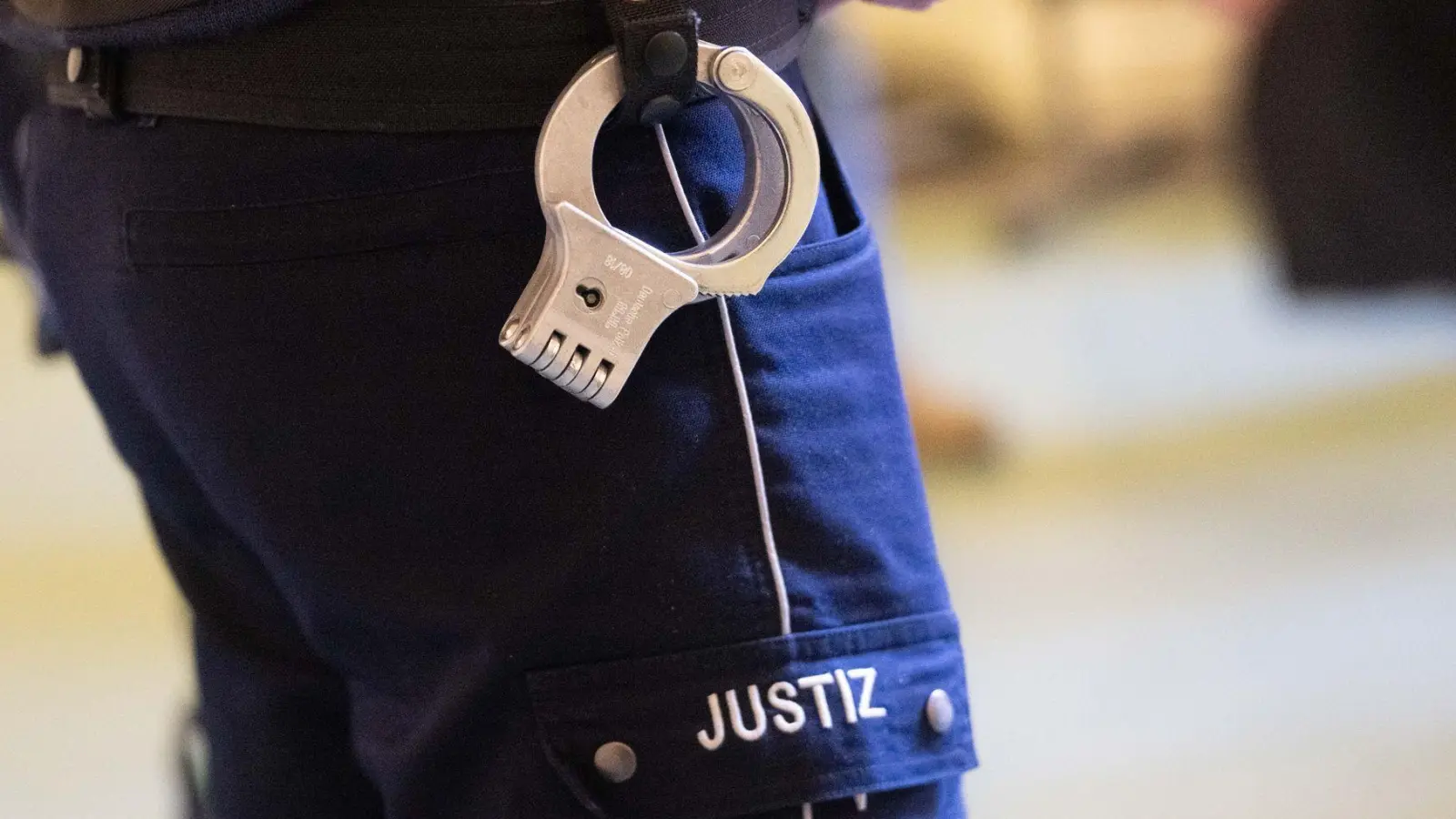 Bei der Flucht aus dem Gerichtssaal verletzte der Straftäter einen JVA-Beamten. (Symbolbild) (Foto: Benjamin Westhoff/dpa)