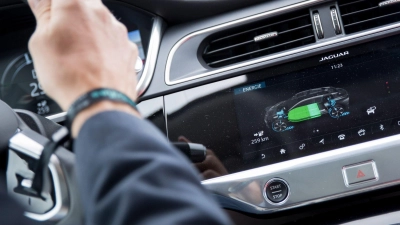 Auf die lange Sicht: Je fitter der Antriebsakku im E-Auto ist, desto länger die mögliche Reichweite. (Foto: Florian Schuh/dpa-tmn)