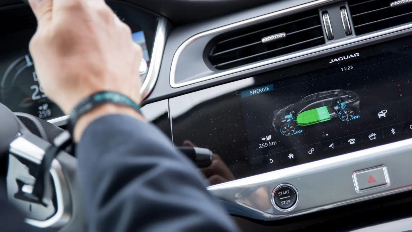 Auf die lange Sicht: Je fitter der Antriebsakku im E-Auto ist, desto länger die mögliche Reichweite. (Foto: Florian Schuh/dpa-tmn)