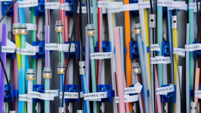 Glasfaserkabel in einem Verteilerkasten - ein Massengeschäft mit Nachfrageschwäche. (Foto: Rolf Vennenbernd/dpa)
