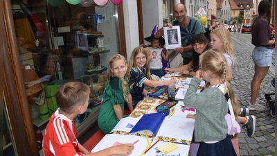 Viele kreative Angebote gab es für die Kinder, die beim Feuchtwanger Guldenlauf mitmachten. Die Veranstaltung zum Ferienbeginn ist bei den Mädchen und Jungen ein Renner. (Foto: Erich Herrmann)