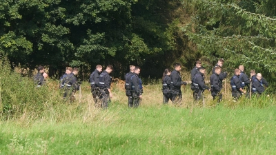 Die Polizei sucht in der Nähe des Leichenfundorts nach Spuren, die mit der Tat zu tun haben könnten. (Foto: Thomas Frey/dpa)