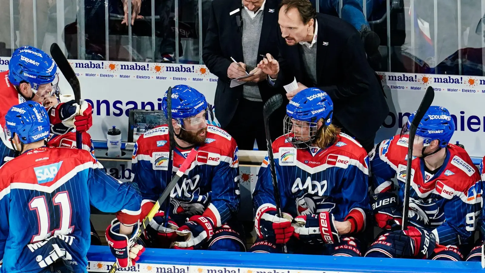 Aufgrund von Aussagen von Mannheims Trainer Pavel Gross herrscht Unruhe rund um die Adler Mannheim. (Foto: Uwe Anspach/dpa)