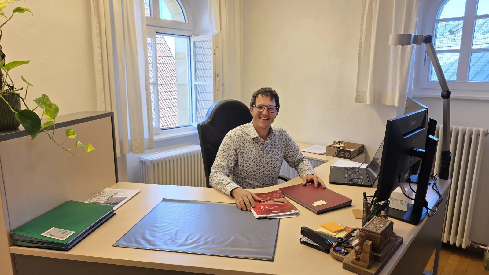 Jörg Edelmann an seinem Schreibtisch im Wassertrüdinger Rathaus. Dieser steht nicht etwa im über Jahrzehnte gewohnten Bürgermeisterzimmer. Der neue Rathauschef ist in ein kleineres Büro gezogen.  (Foto: Markus Weinzierl)