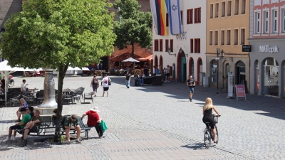 in Westmittelfranken, hier der Martin-Luther-Platz in Ansbach, leben deutlich weniger Menschen als gedacht. Das hat der Zensus 2022 ergeben. (Foto: Thomas Schaller)