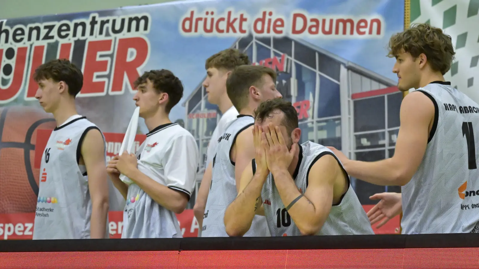 Der spielende Co-Trainer Bastian Doreth (vorne) kann es ebenso wie seine Mitspieler nicht fassen, dass die Piranhas das entscheidende Halbfinalspiel gegen Jahn München noch verloren. (Foto: Martin Rügner)