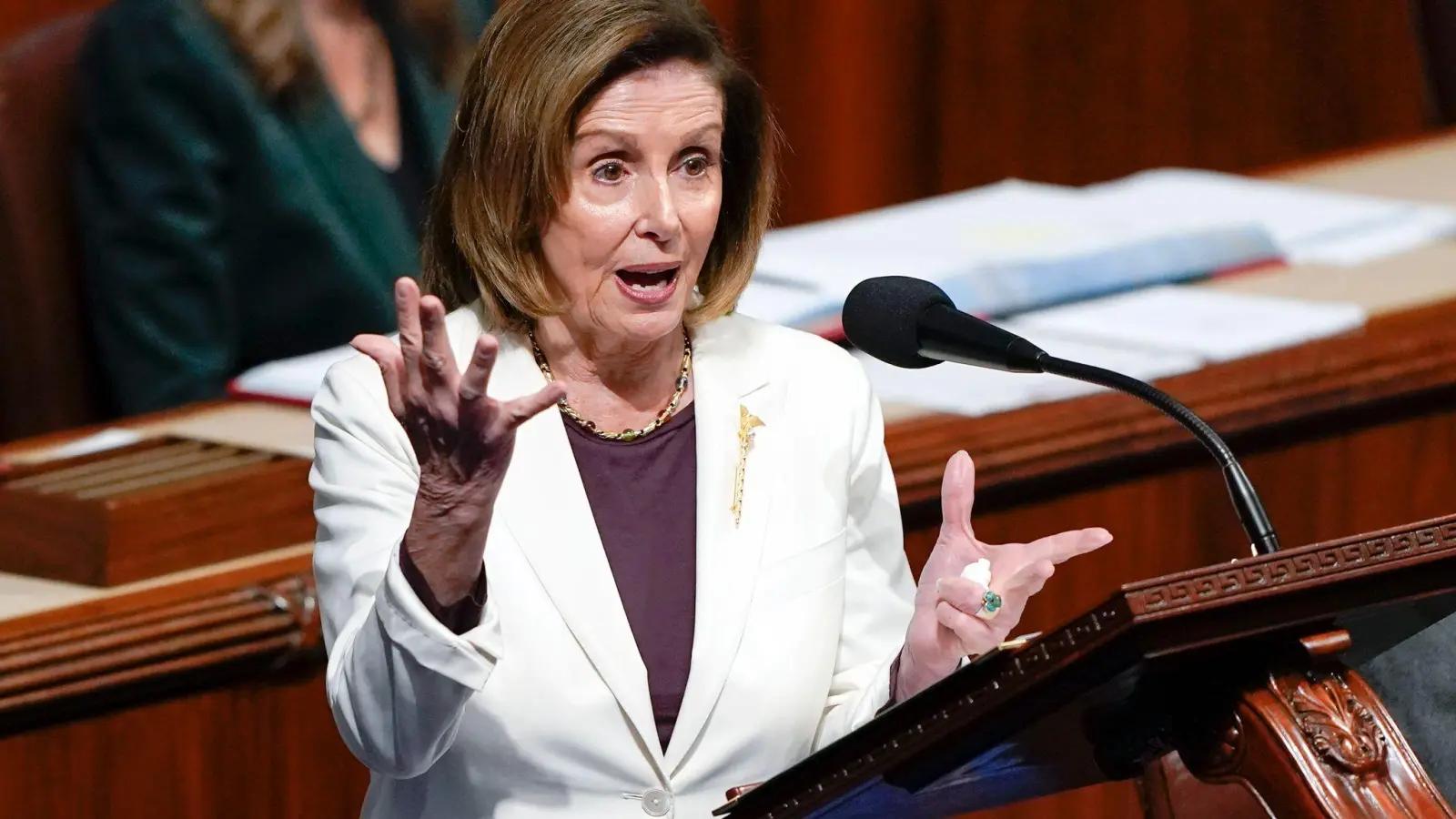 Nancy Pelosi, Sprecherin des US-Repräsentantenhauses, bei einer Rede im US-Kapitol. (Foto: Carolyn Kaster/AP/dpa)