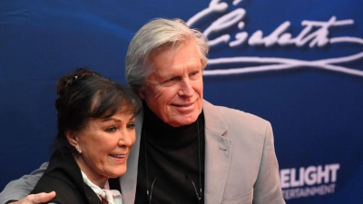 Sigmar Solbach mit seiner Frau Claudia auf dem roten Teppich (Archiv).  (Foto: Felix Hörhager/dpa)