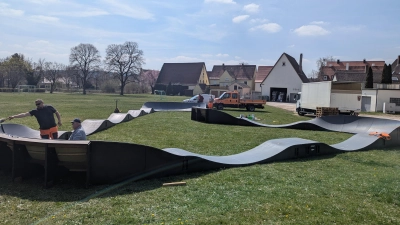 Eine mobile Pumptrackanlage auf dem Festplatz in Windsbach steht jetzt bis zum 9. Juni zur freien Nutzung zur Verfügung. (Foto: Stadt Windsbach/Christine Baumgärnter)