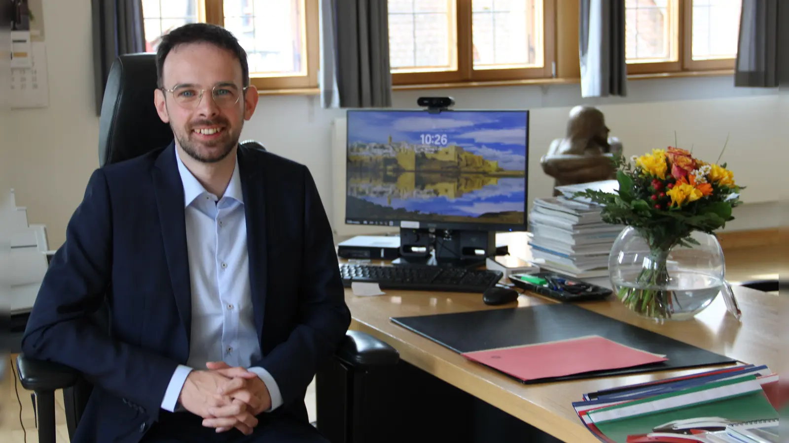 Christoph Rösch an seinem neuen Schreibtisch im Oberbürgermeister-Büro im zweiten Stock des Rathauses. Zur Begrüßung gab es unter anderem Blumen und Schokolade. (Foto: Clarissa Kleinschrot)