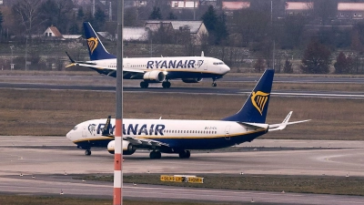 Bei einem Ryanair-Flug brach unterwegs eine Scheibe, Passagieren zufolge geriet ein Passagier in Not. (Illustration) (Foto: Jörg Carstensen/dpa)