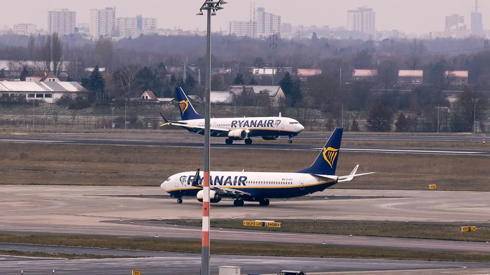 Bei einem Ryanair-Flug brach unterwegs eine Scheibe, Passagieren zufolge geriet ein Passagier in Not. (Illustration) (Foto: Jörg Carstensen/dpa)
