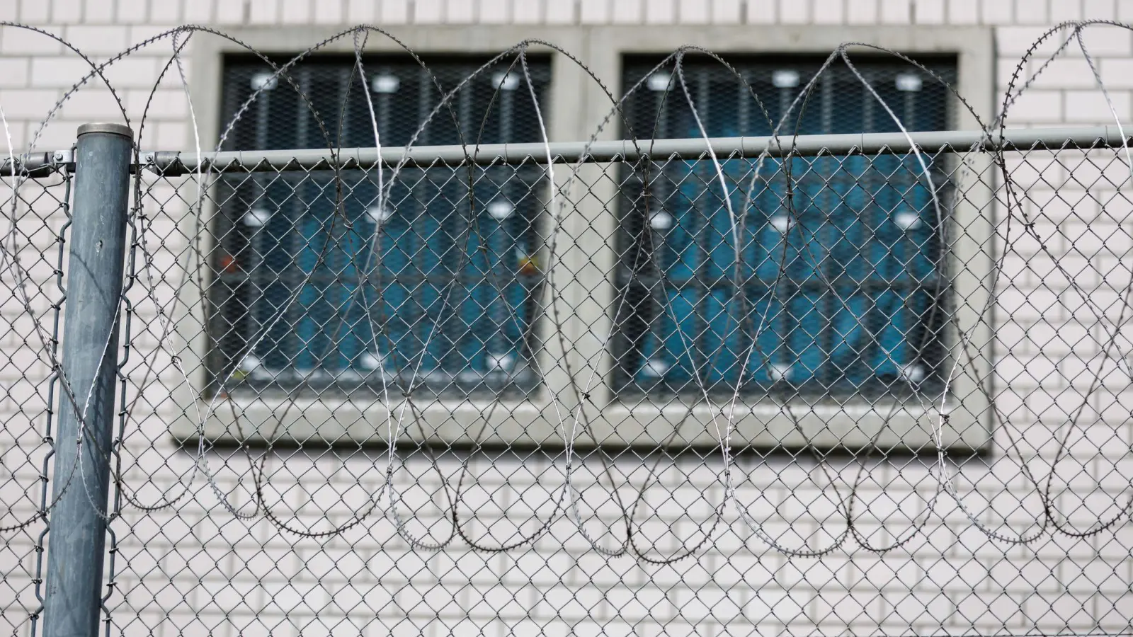 Die Wahlbriefe der Gefangenen werden anders als sonstige Post nicht geöffnet, um das Wahlgeheimnis zu gewährleisten. (Archivbild) (Foto: Daniel Karmann/dpa)