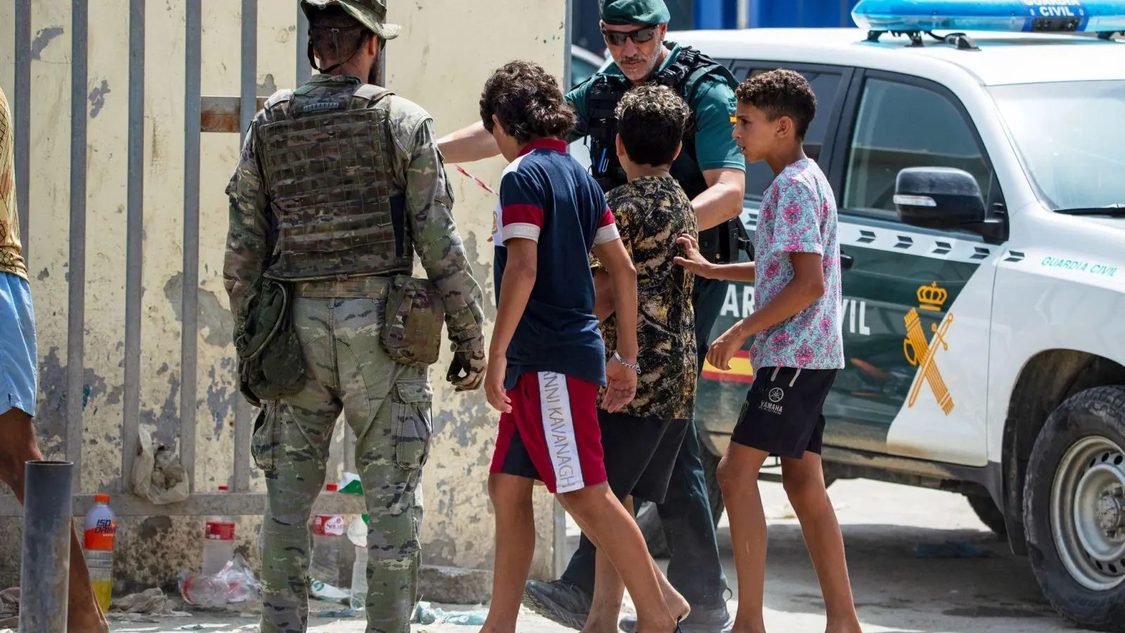 Polizei, Guardia Civil und Militär bleiben in Ceuta mit einem Großaufgebot im Einsatz. (Foto: Antonio Sempere/AP/dpa)