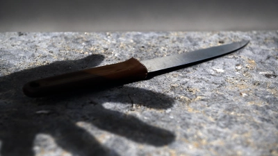 Mit einem Küchenmesser soll ein 54-Jähriger in Lehrberg andere Männer angegriffen haben. Als es zerbrach, holte er ein zweites. Wegen versuchten Totschlags steht er nun vor Gericht. (Symbolfoto: Anna Beigel)