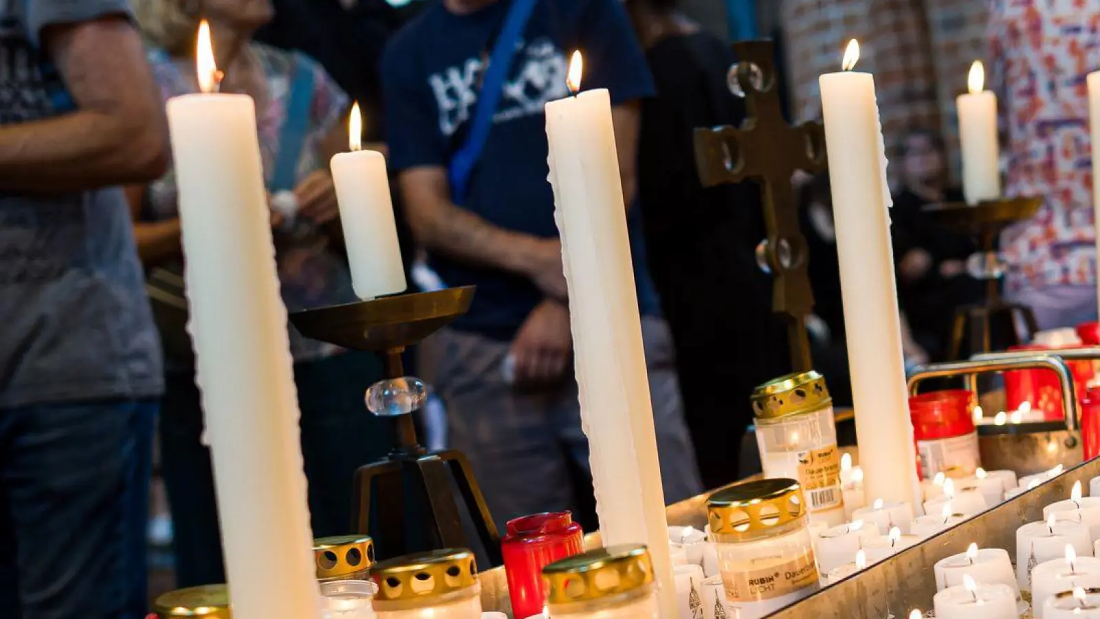 Kerzen und Teelichter brennen in der Marktkirche in Hannover nach einer Andacht für die in Stade Getöteten. (Foto: Moritz Frankenberg/dpa)