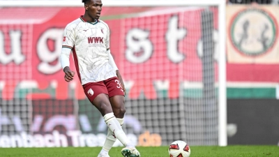 Soll für Augsburg trotz der rassistischen Beleidigungen gegen sich im DFB-Pokal auflaufen: Verteidiger Juma Bah. (Foto: Harry Langer/dpa)