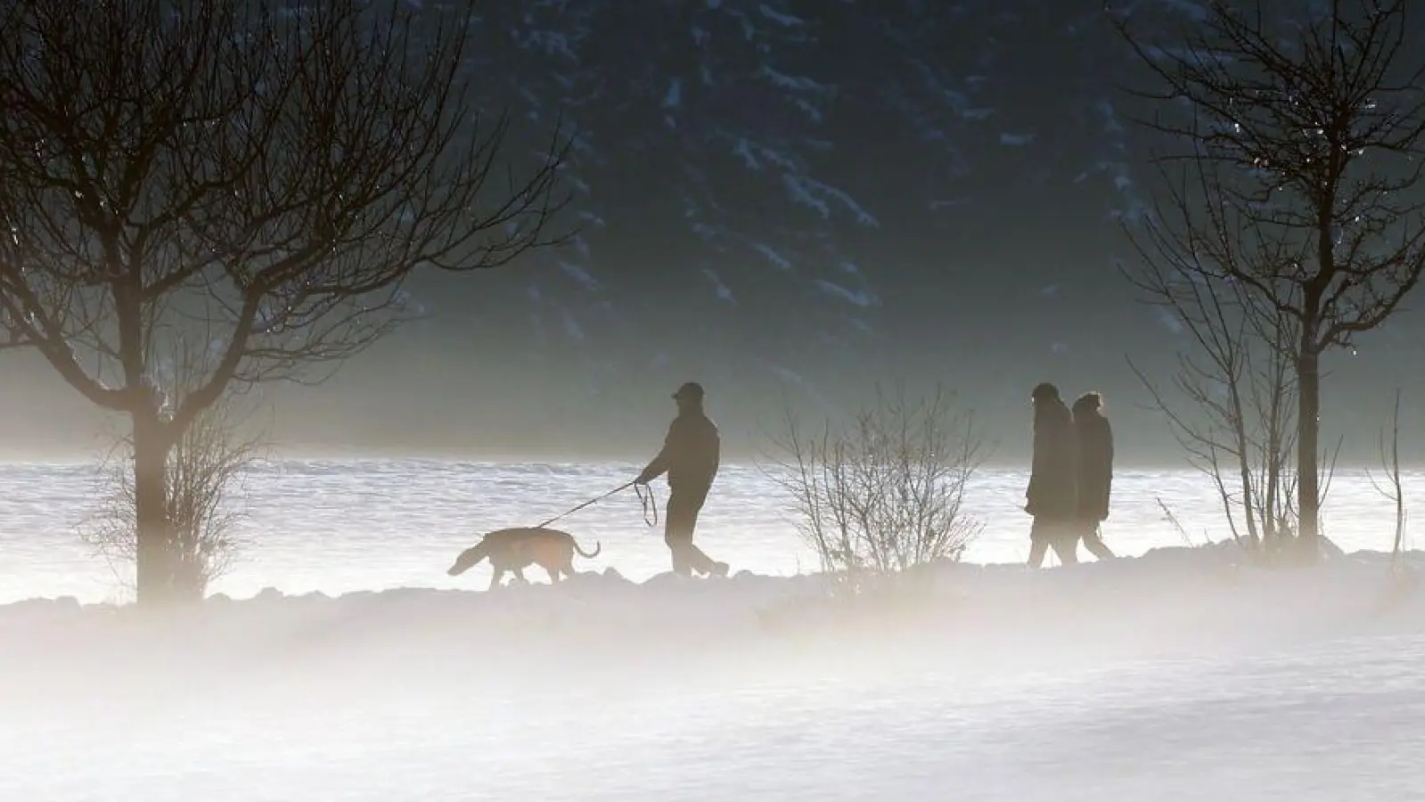Nebel und Schnee wird vom Wetterdienst vorhergesagt. (Foto: Karl-Josef Hildenbrand/dpa)