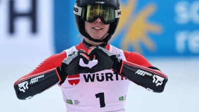 Camille Rast widmet ihren Sieg den Opfern der Feuerkatastrophe von Crans-Montana. (Foto: Marco Trovati/AP/dpa)