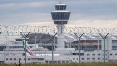 Der Flugverkehr wurde am Morgen wieder regulär aufgenommen. (Symbolbild) (Foto: Armin Weigel/dpa)