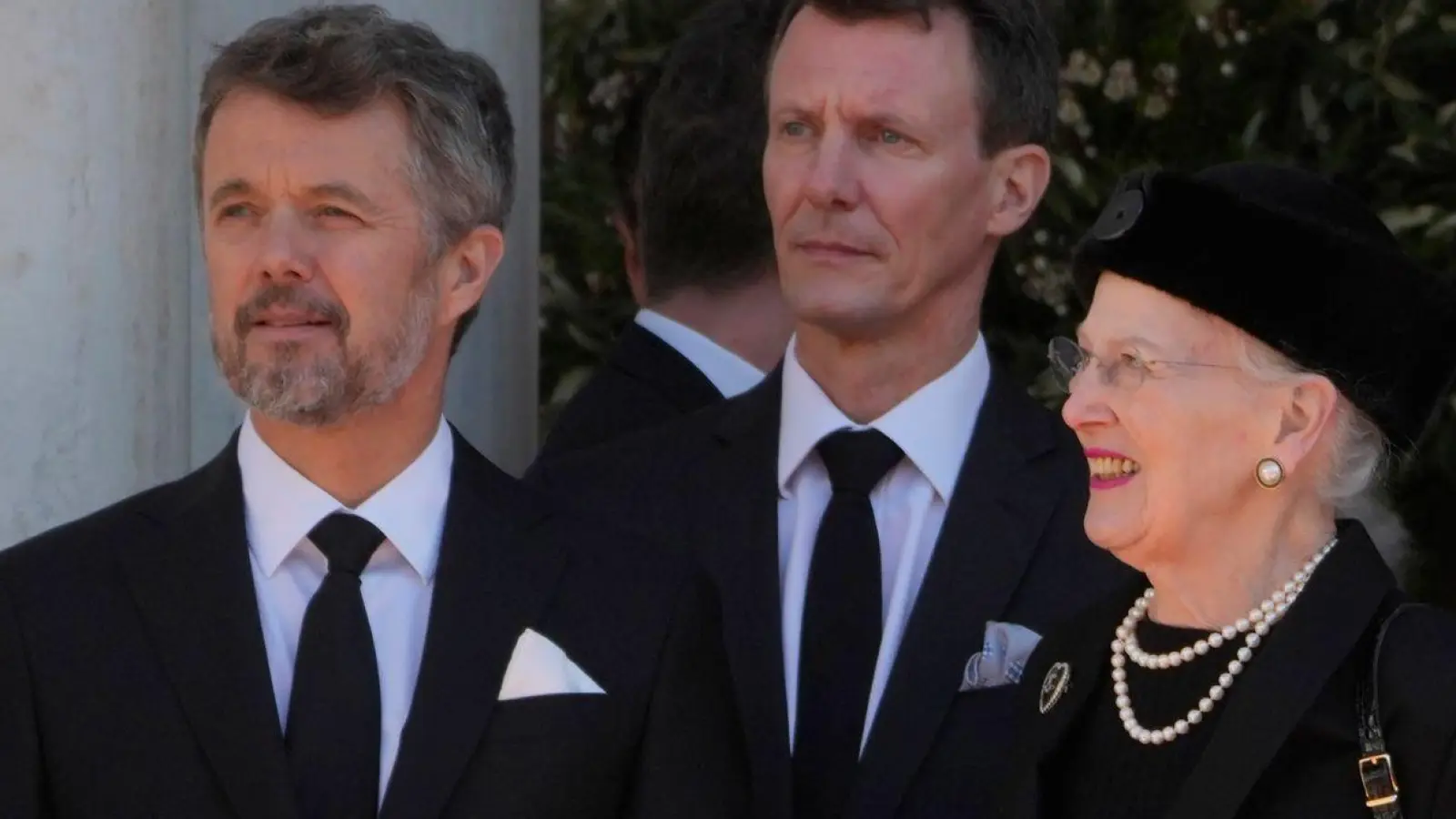 Kronprinz Frederik (l) soll den Thron von Königin Margrethe II. erben. (Foto: Petros Giannakouris/AP/dpa)