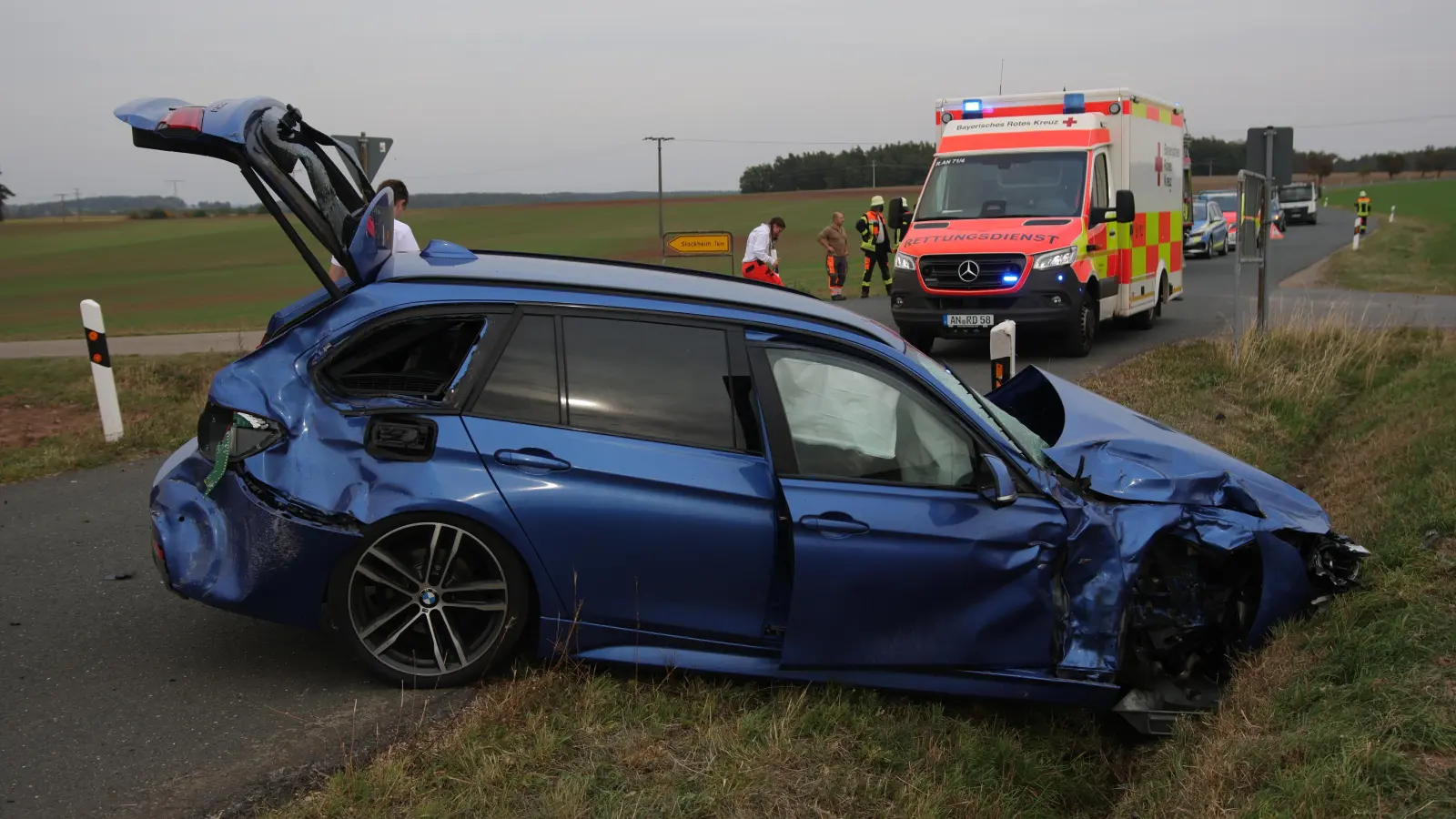 Bei einem Unfall in der Nähe von Rügland wurden zwei Personen leicht verletzt. (Foto: NEWS5/Markus Zahn)
