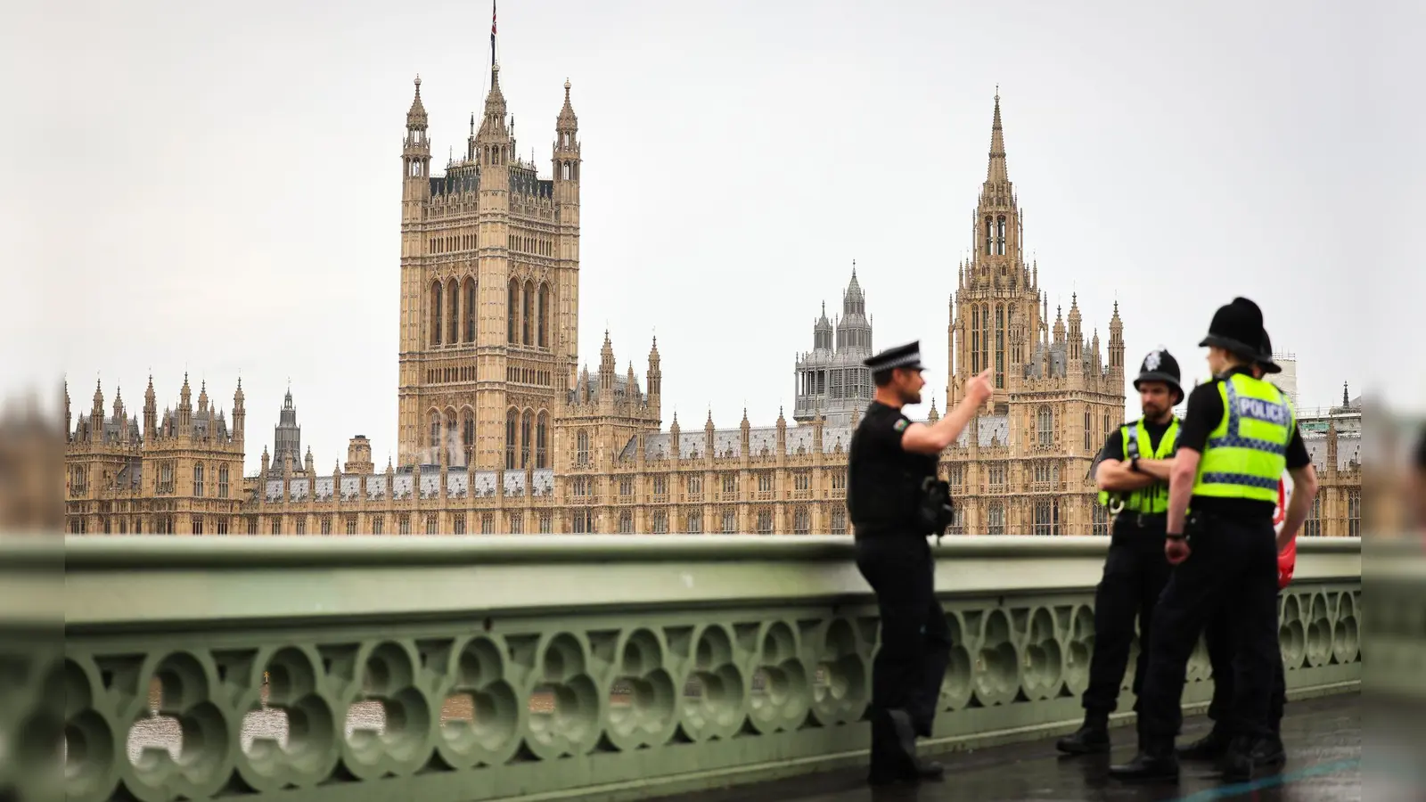 Ein Mann wurde auf der Westminster Bridge lebensgefährlich verletzt. (Archivbild) (Foto: Christian Charisius/dpa)